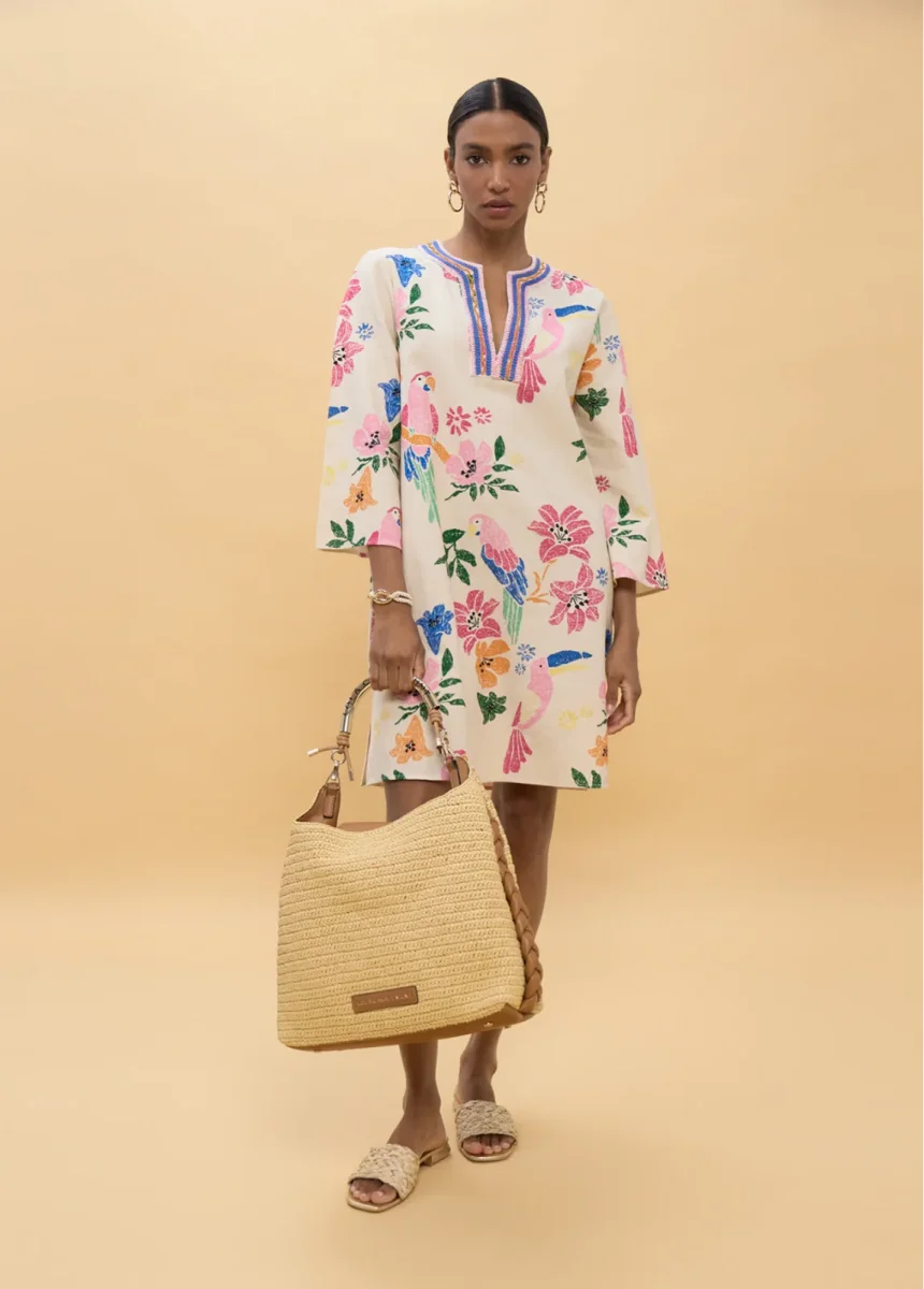 VESTIDO CURTO COM TEMA BOÊMIO E COLORIDO - LOLA CASADEMUNT